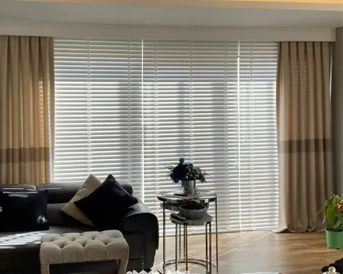 Beyaz ahşap jaluzi salon perdesi