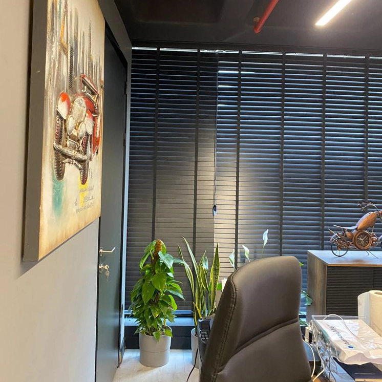 Koyu Tonlarda Ahşap Jaluzi Perdeler Koyu Tonlarda Ahşap Jaluzi Perdeler