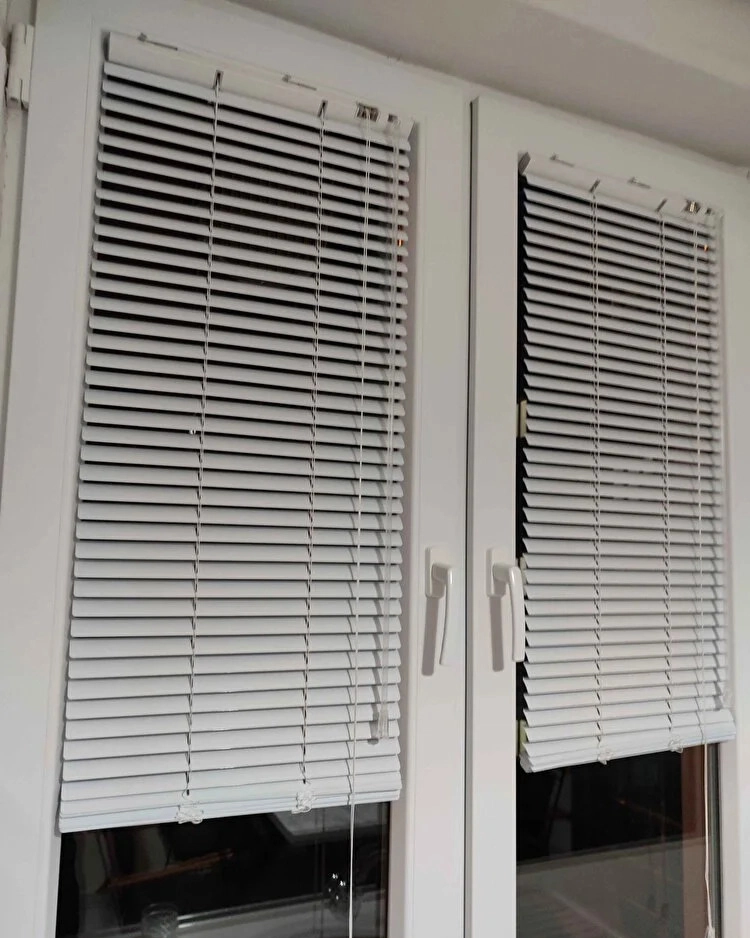 Balkon Kapısı için Beyaz Alüminyum Jaluzi Perde (25 MM) Balkon Kapısı için Beyaz Alüminyum Jaluzi Perde (25 MM)