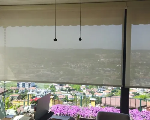 Motorlu ev perdesi dışarıyı gösteren