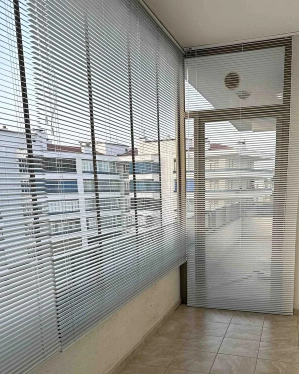 Ofis için Beyaz Alüminyum Jaluzi Perde (25 MM) Ofis için Beyaz Alüminyum Jaluzi Perde (25 MM)