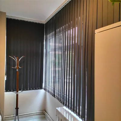 Siyah blackout dikey stor perde