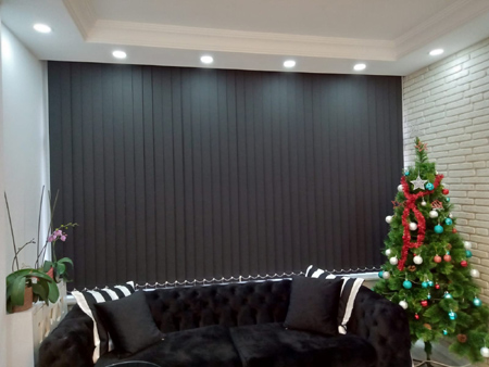Siyah karartma dikey bekleme salonu perdesi