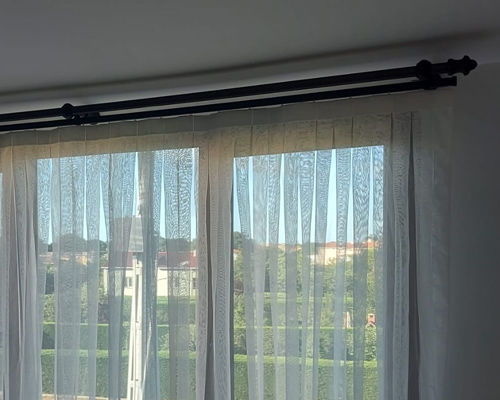 Siyah rustik perde borusu ve halkası