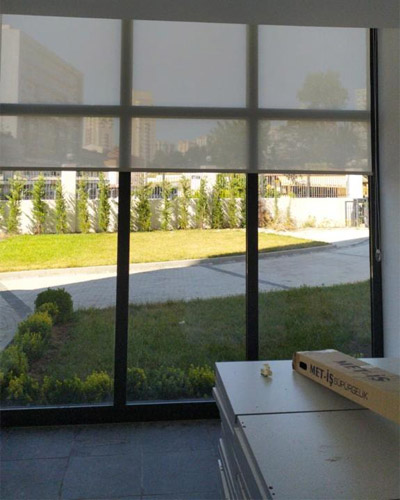 Manzarayı Gösteren Perde