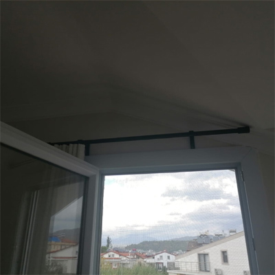 Çatı katı eğimli tavana korniş olur mu?