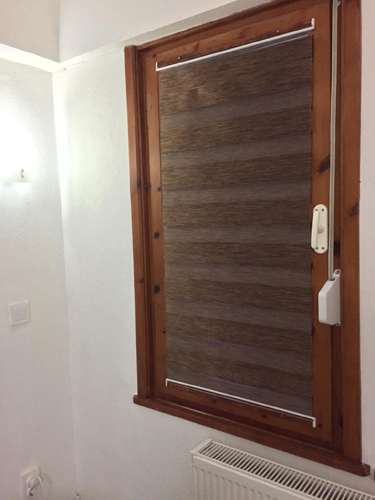 Yapışkanlı kapı perdesi